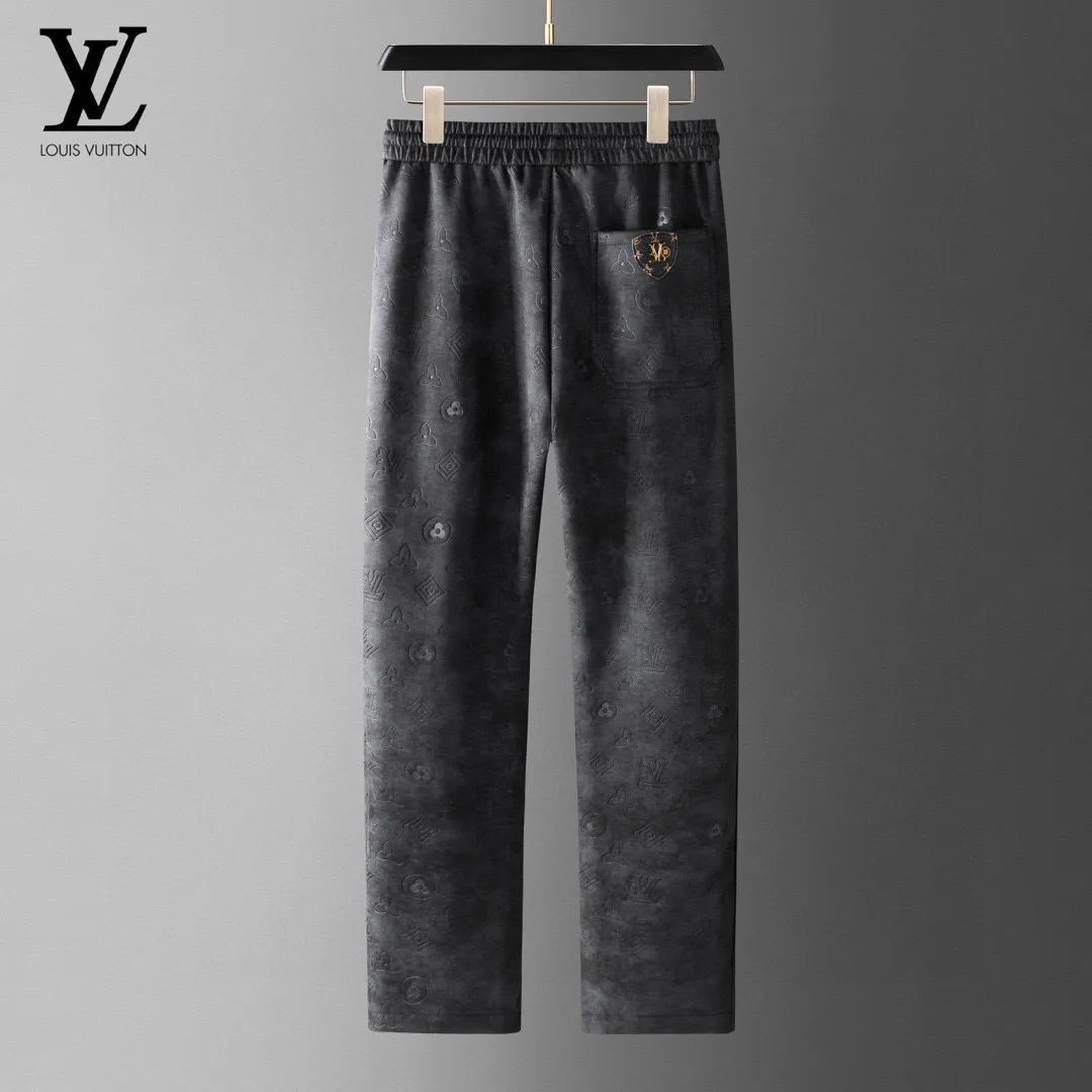 🅿️620 [LV Louis Vuitton] hot-selling suit is coming. Focus on the original version of the official website. 2025 new hot-selling cardigan and sweatshirt suit. The original order is the best. 🇭🇰The meticulous work of top designers. It has a fitting and perfect upper body effect. All-natural high-quality Tencel Roman cotton 100%, close-fitting comfort, noble and elegant! Original hardware embodies elegance and nobility! Counter size: M-4XL (up to 190 pounds)
